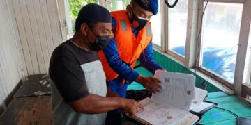 Satpolairud Polres Seruyan Cek Kelengkapan Kapal di Dermaga Kuala Pembuang