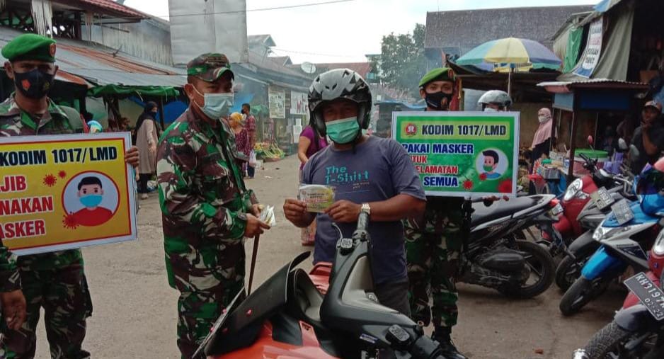 Dandim 1017/Lamandau, Letkol Inf Hafes Isjafrin, SH, saat membagikan masker kepada masyarakat. FOTO : by.