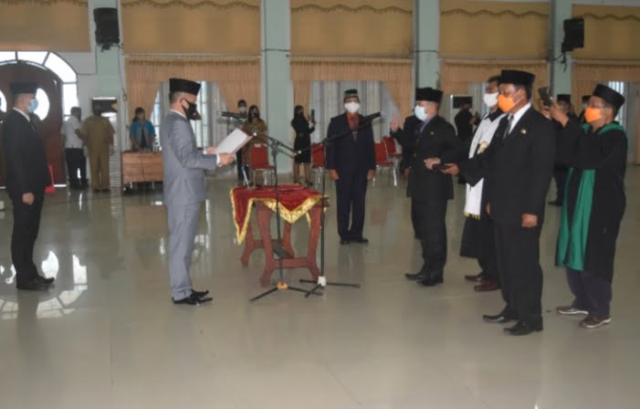 Bupati Gumas Jaya Monong melantik 11 Pejabat Pimpinan Tinggi Pratama. FOTO : mmckalteng.