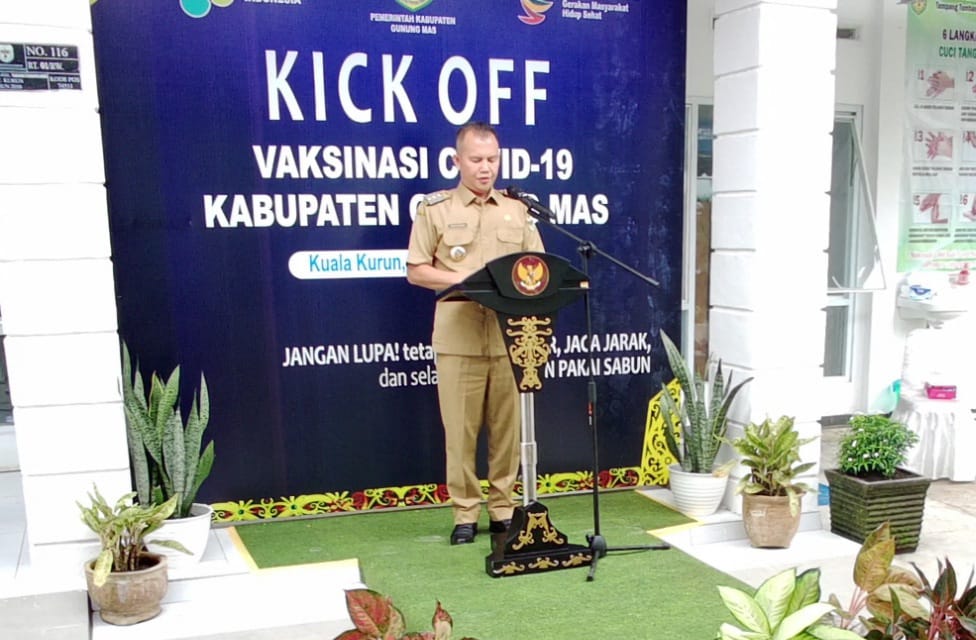Bupati Gumas Jaya S. Monong saat memberikan sambutan sebelum penyuntikan vaksin Covid-19. FOTO : tbn.