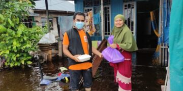 Hampir Sepekan Rumah Terendam, Fi’i Buat Panggung dari Kayu
