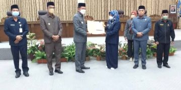 Enam Fraksi DPRD Barut Serahkan Dokumen Pandangan Umum