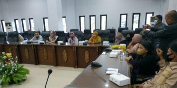 Puluhan Pedagang Eks Pasar Pendopo Datangi DPRD Barut