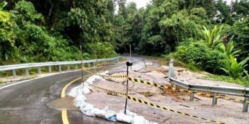 Legislator Barut Gotong Royong dengan Warga Perbaiki Jalan Teweh Timur