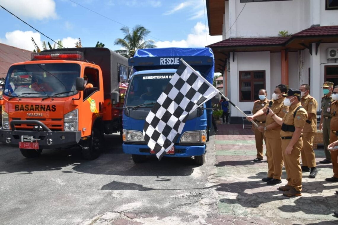 Gubernur Kalteng, H. Sugianto Sabran, melepas pendistribusian bantuan tahap 1 untuk korban banjir di sejumlah daerah, bertempat di halaman Kantor Badan Penanggulangan Bencana dan Pemadam Kebakaran (BPB-PK) Prov. Kalteng, Senin (06/9/2021). Foto : mmc