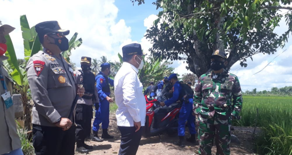 Kapolda Kalteng Irjen Pol. Dr. Dedi Prasetyo, M.Hum., M.Si., M.M., bersama Gubernur Sugianto Sabran dan Danrem 102/Panju Panjung Brigjen TNI Purwo Sudaryanto mengecek secara langsung kesiapan food estate, Selasa (02/01/2021) pukul 08.00 WIB. FOTO : tbn.