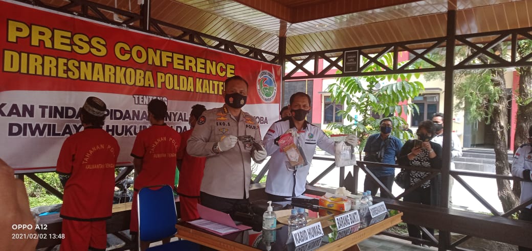 Dirnarkoba Kombes Pol. Nono Wardoyo, S.I.K, M.H, (kemeja putih) bersama Kabidhumas Polda Kalteng Kombes Pol K. Eko Saputro, S.H., M.H., saat menunjukkan barang bukti sabu dalam jumpa pers, Selasa (2/2/2021) siang. FOTO : ist.