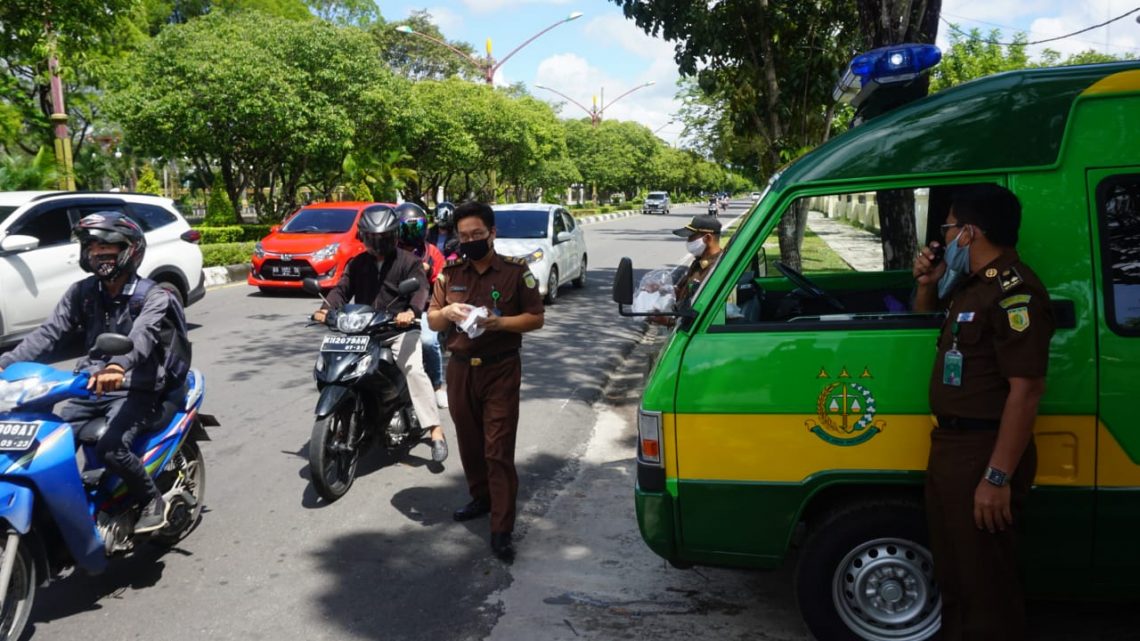 BAGI MASKER - Kajati Kalteng dan jajaran saat berbagi masker di Jalan G Obong Palangka Raya, Selasa (19/5/2020). Foto : Fer