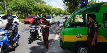 Cegah Covid-19, Kajati Kalteng Sosialisasi dan Bagikan Masker