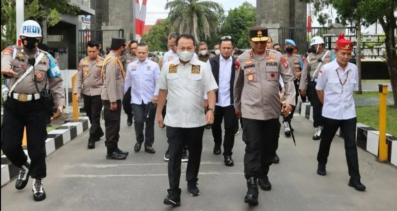 Kapolda Kalteng Irjen Pol Drs Nanang Avianto, M.Si bersama pejabat utama Polda menyambut kedatangan Tim Kunjungan Kerja (Kunker) Spesifik Komisi III DPR RI di Bandara Tjilik Riwut Kota Palangka Raya, Jumat (16/9/2022) siang. Foto : TN