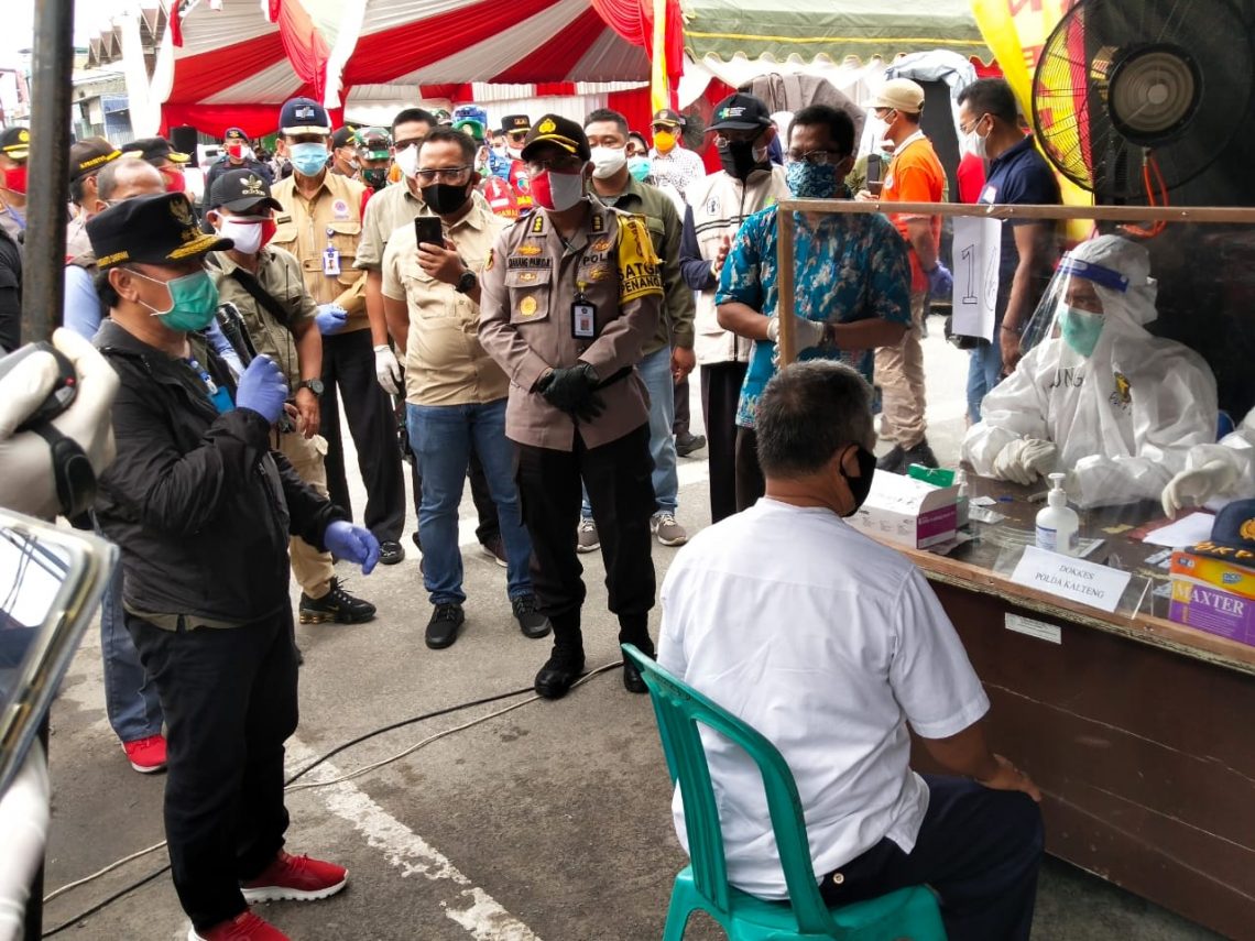 Gubernur Kalteng H. Sugianto Sabran melakukan peninjauan kegiatan Rapid Test Massal Covid-19 di Pasar Karang Mulya,  Kecamatan Pangkalan Banteng, Minggu (7/6/2020). Foto : Van