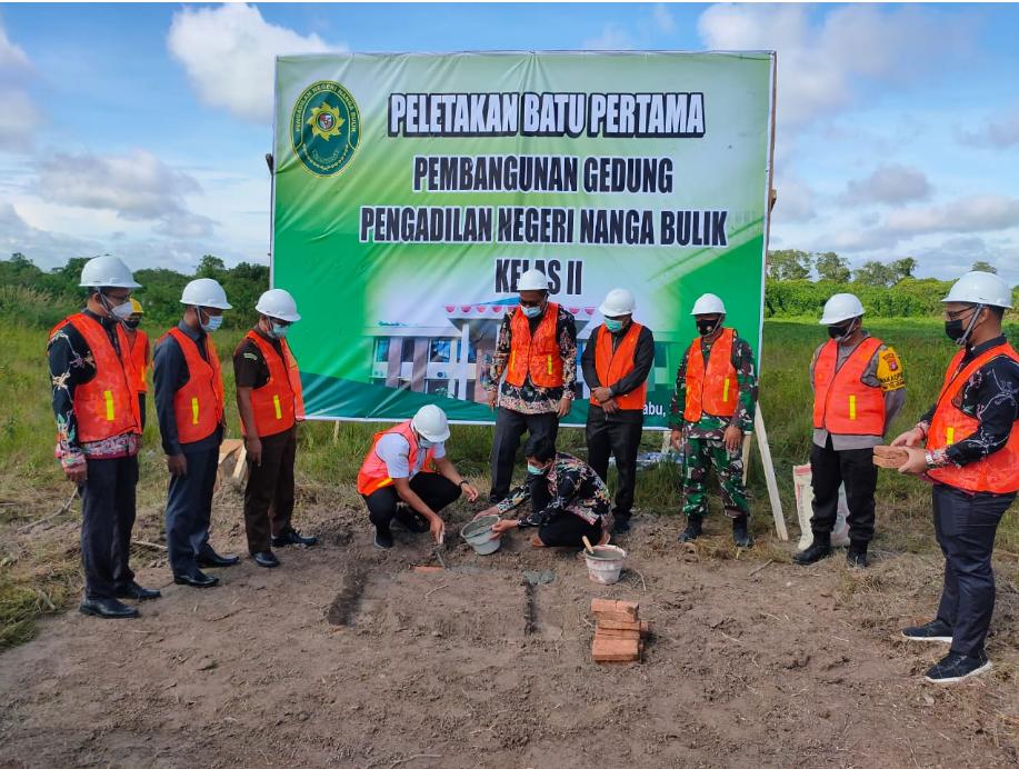 Bupati Lamandau, H Hendra Lesmana saat meletakkan batu pertama gedung PN Nanga Bulik, Rabu (24/3/2021). FOTO : by.