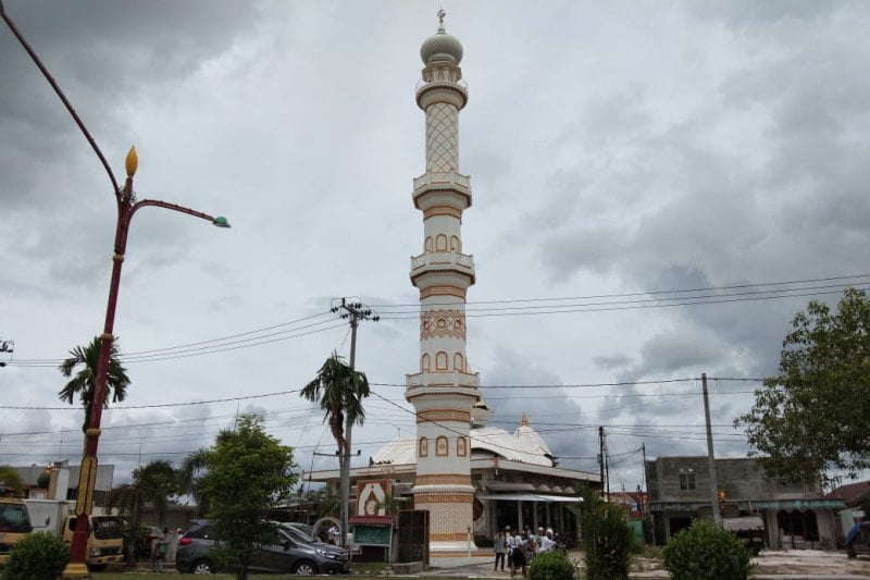 Warga Palangka Raya melaksanakan Sholat Zhuhur sebagai pengganti Sholat Jumat. Foto : ant