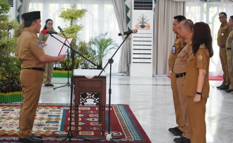 Gubernur Kalteng Sugianto Sabran melantik pejabat di lingkungan Pemprov Kalteng, Senin (28/8/2023)