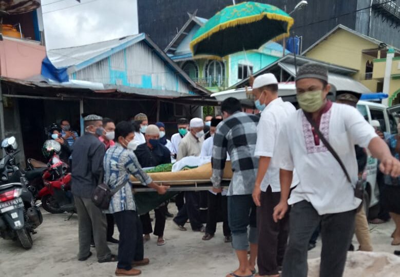 Pemakaman dosen UPR, Almarhum Sarinah, Kamis (1/7/2021). Foto : Ist