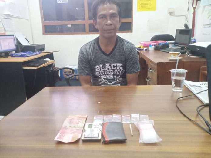 Tersangka dan barang bukti yang diduga sabu diamankan Satres Narkoba Polres Kotim. Foto : Tbn