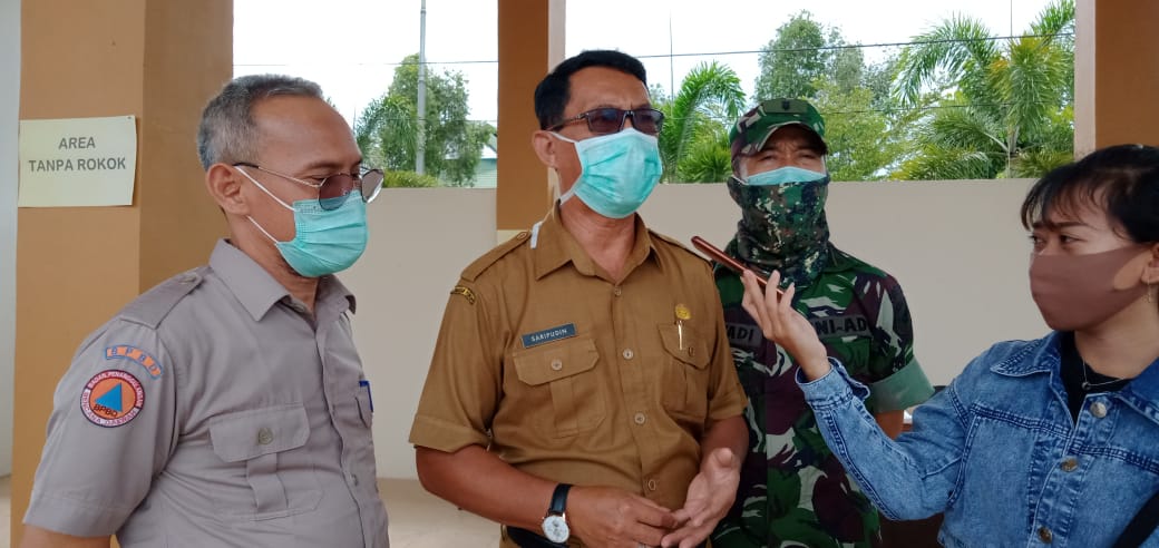 Pj Sekda Kabupaten Pulang Pisau Provinsi Kalimantan Ir H. Saripudin (tengah) ketika diwawancarai mengenai kesiapan Kabupaten Pulang Pisau menerapkan New Normal , Jumat (12/6/2020). Foto Nyoman