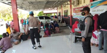 Personil Polsek Seruyan Hilir Lakukan Pengamanan Vaksinasi Covid-19