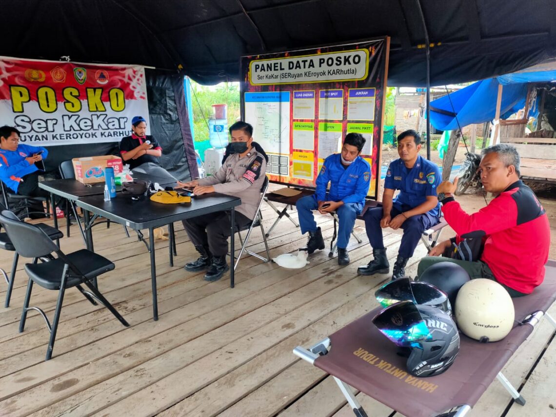 Personel Polres tangani Karhutla dengan siaga bersama unsur-unsur terkait di Posko Karhutla "Serkekar" Polres Seruyan, Minggu (27/6/2021). Foto : Tbn