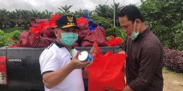 Gubernur Sugianto Sabran Serahkan 300 Paket Sembako untuk Korban Banjir di Lamandau