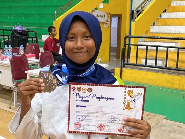 Siswi Madrasah Ibtidaiyah Negeri (MIN) 5 Kota Palangka Raya Aftin Khoirun Nisa berhasil meraih juara 2 pada ajang pertandingan Taekwondo Kejuaraan Wilayah 4 Kalimantan Piala Gubernur Kalimantan Selatan, Kamis (1/12/2022) lalu.