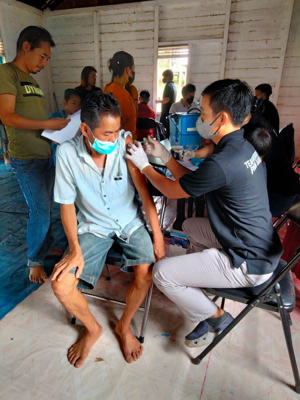 Antusias masyarakat Kecamatan Tanah Siang Kabupaten Murung Raya untuk mengikuti vaksinasi sangat tinggi. Hal ini terbukti dari beberapa kegiatan Vaksinasi yang dilakukan oleh vaksinator Puskesmas Saripoi di seluruh desa yang ada di Kecamatan Tanah Siang. Foto : Ist