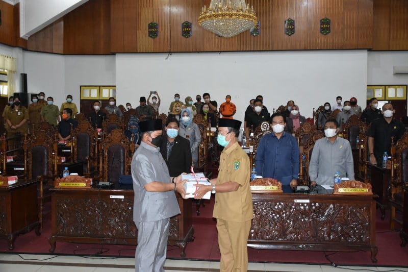 Bupati Kapuas Ir. Ben Brahim S. Bahat yang diwakili oleh Wakil Bupati Kapuas HM Nafiah Ibnoor ikuti Rapat Paripurna ke-2 masa persidangan III Tahun sidang 2021 Dewan Perwakilan Rakyat Daerah (DPRD) Kabupaten Kapuas, Selasa (06/07/2021). Foto : hmskmf